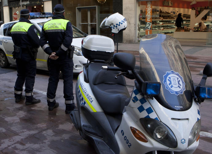 Dos agentes de la Policía Local patrullan por el centro de Vitoria.