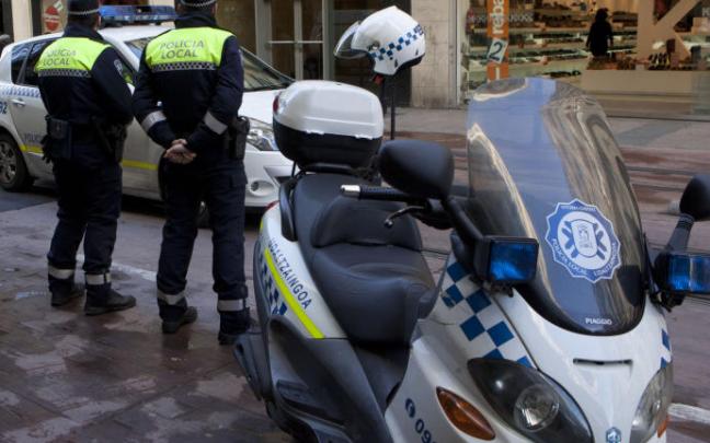 Dos agentes de la Policía Local patrullan por el centro de Vitoria.