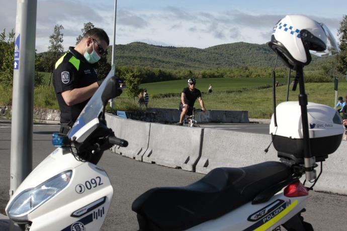 Agente de la Policía Local de Vitoria en un operativo.