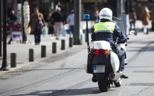 Un agente de la Policía Local de Vitoria patrulla en moto.