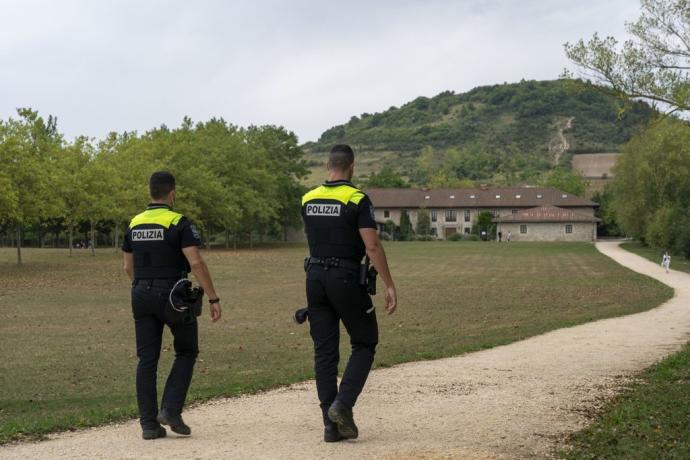 Agentes de la Policía Local de Vitoria patrullando en las campas de Olarizu