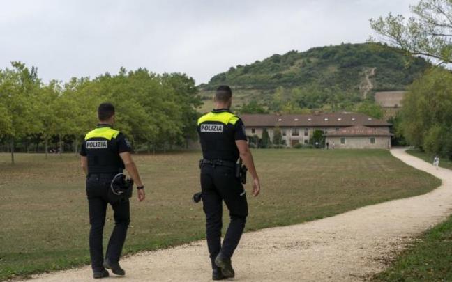 Agentes de la Policía Local de Vitoria patrullando en las campas de Olarizu