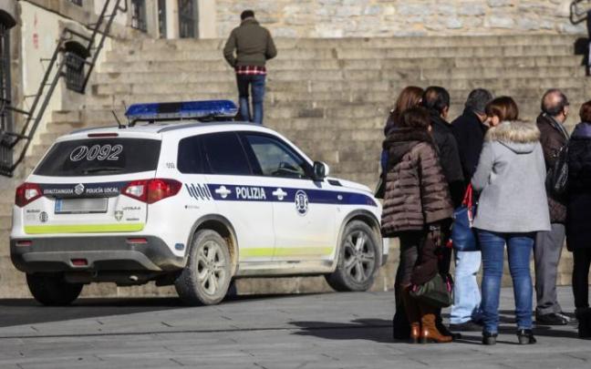Vehículo de la Policía Local patrullando junto a la escalinata de San Miguel