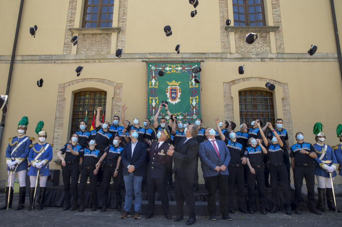 Los 25 nuevos agentes de Policía Municipal reciben sus nombramientos.