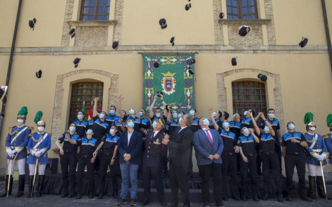 Los 25 nuevos agentes de Policía Municipal reciben sus nombramientos.
