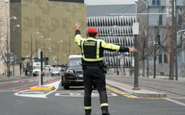 Un policía municipal dirige el tráfico.