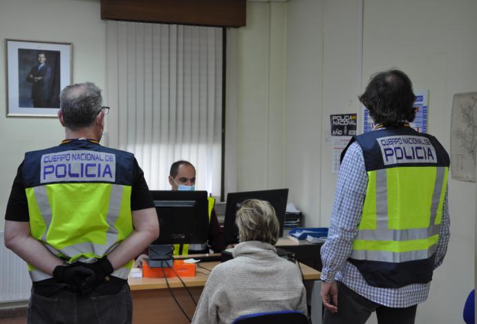 Imagen de la arrestada en las dependencias de la Policía Nacional en Vitoria