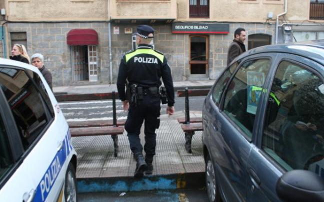 Un agente de la Policía Local de Vitoria