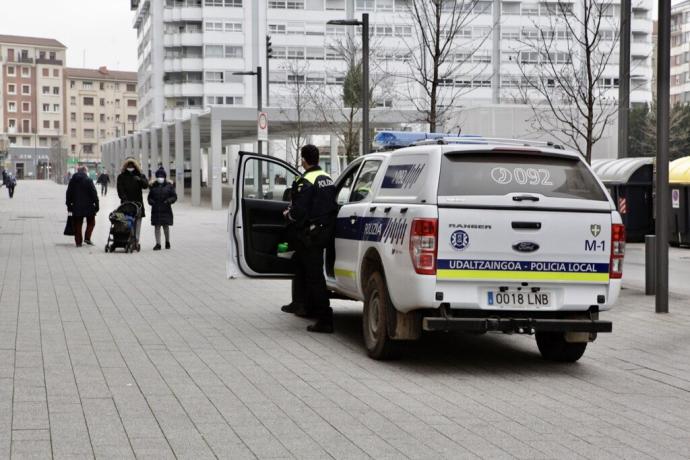 Agente bajando de un coche de la Policía Local de Vitoria