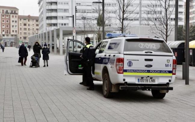 Agente bajando de un coche de la Policía Local de Vitoria