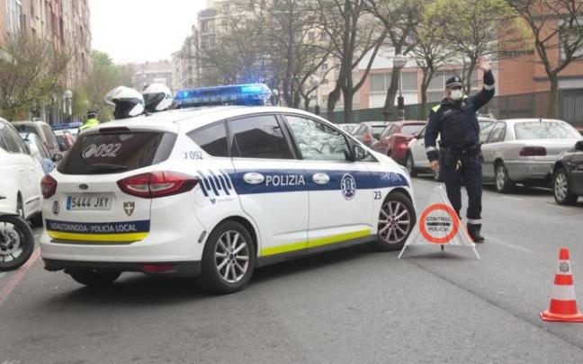 Un control de la Policía Local de Vitoria, en una imagen de archivo Un control de la Policía Local de Vitoria, en una imagen de archivo