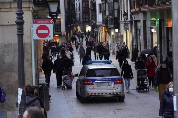 Una patrulla de la Policía Municipal de Bilbao circula por el Casco Viejo