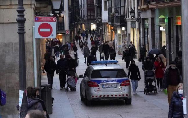 Una patrulla de la Policía Municipal de Bilbao circula por el Casco Viejo