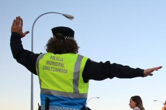 Un agente de la Policía Municipal de Pamplona regulando el tráfico