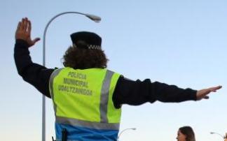 Un agente de la Policía Municipal de Pamplona regulando el tráfico