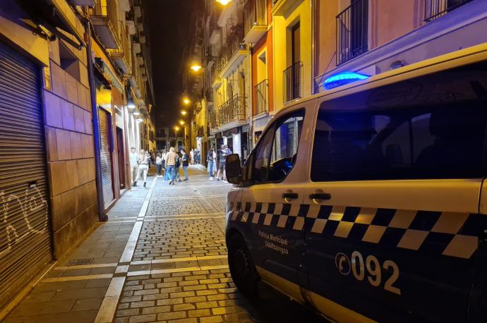 Patrulla de la Policía Municipal, en el Casco Viejo de Pamplona