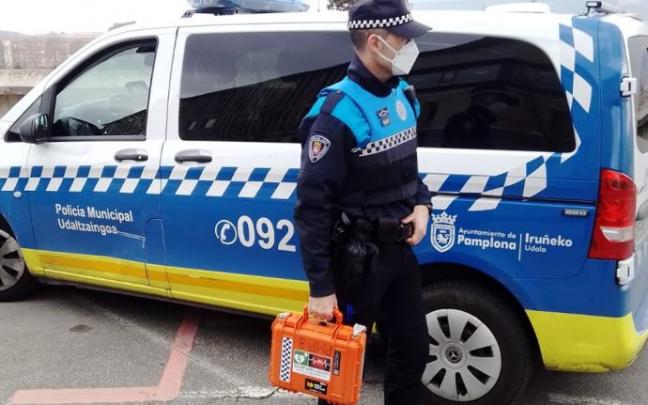 Imagen de un agente con el DESA Imagen de un agente con el DESA