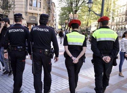 Agentes de la Ertzaintza y de la Policía Municipal por las calles de Bilbao