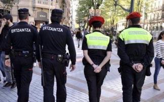 Agentes de la Ertzaintza y de la Policía Municipal por las calles de Bilbao