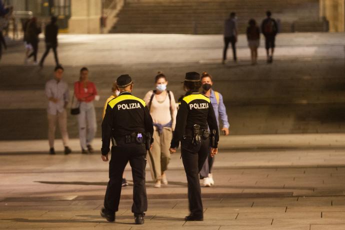 Policías patrullando de noche.