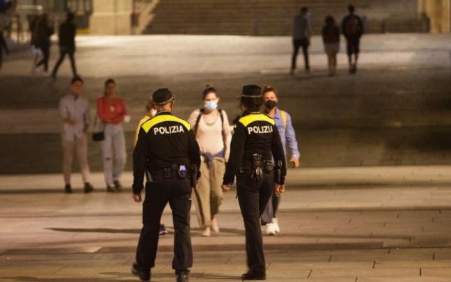 Policías patrullando de noche.