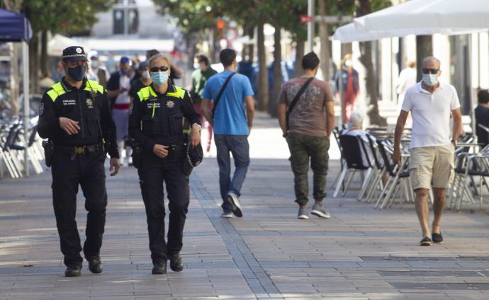 Policías patrullando.