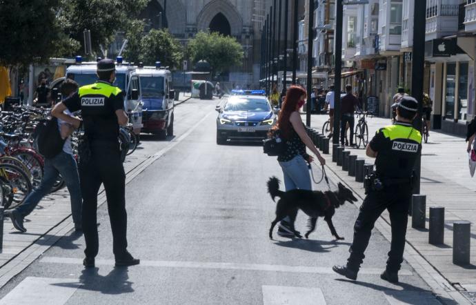 Policía patrullando.