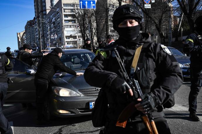 Un policía ucraniano en las calles de Kiev.