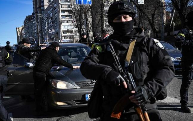 Un policía ucraniano en las calles de Kiev.