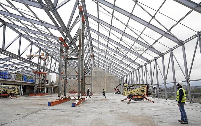 Interior del nuevo polideportivo de Altza en plenas obras, con las vigas de la cubierta ya colocadas.