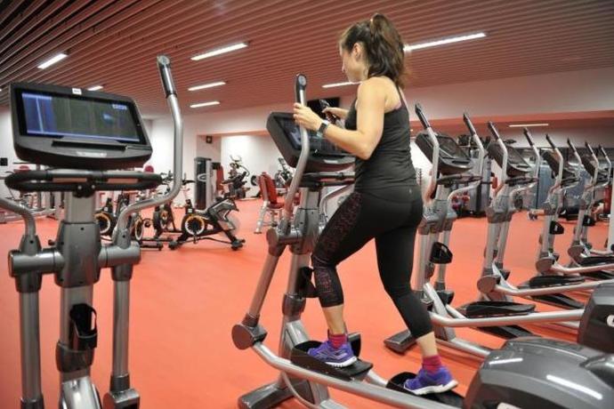 Una mujer hace deporte en el polideportivo de San Mamés.