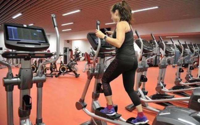 Una mujer hace deporte en el polideportivo de San Mamés.