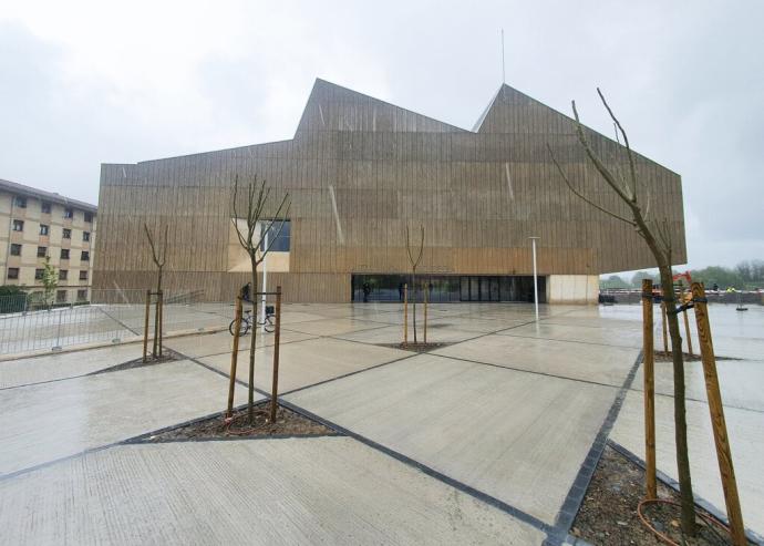 Exterior del nuevo polideportivo de Altza, recientemente inaugurado.