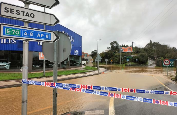 El agua caída el pasado día 30 supuso una grave afección para muchas de las empresas asentadas en polígonos a orillas del río Granada.