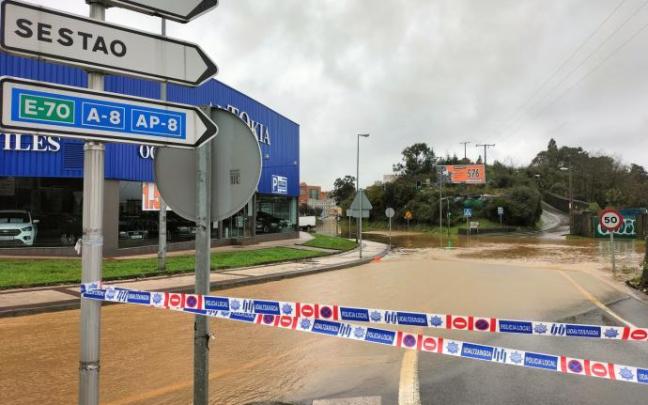El agua caída el pasado día 30 supuso una grave afección para muchas de las empresas asentadas en polígonos a orillas del río Granada. El agua caída el pasado día 30 supuso una grave afección para muchas de las empresas asentadas en polígonos a orillas del río Granada.