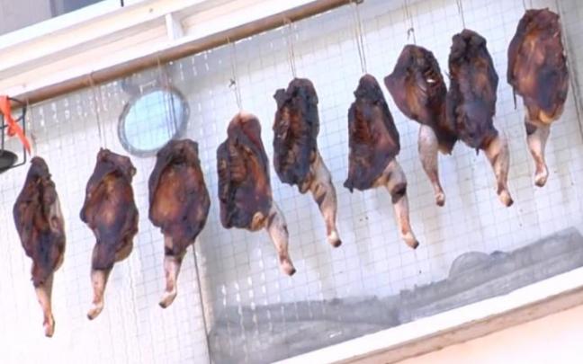 Los pollos, colgados del tendedero en Madrid. Los pollos, colgados del tendedero en Madrid.