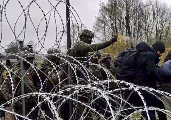 Militares vigilan la frontera entre Polonia y Bielorrusia
