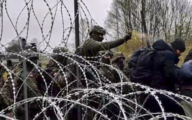 Militares vigilan la frontera entre Polonia y Bielorrusia Militares vigilan la frontera entre Polonia y Bielorrusia