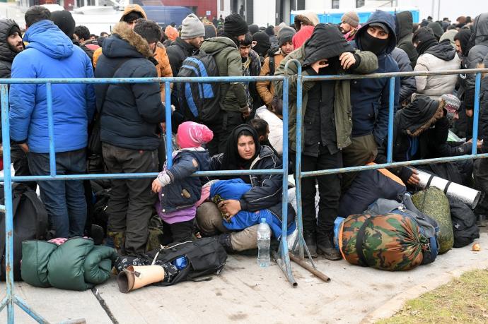 Refugiados en un campamento de migrantes en el paso fronterizo de Bruzgi-Kuznica Bialostocka, cerca de la frontera bielorrusa-polaca.