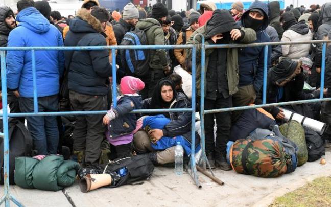 Refugiados en un campamento de migrantes en el paso fronterizo de Bruzgi-Kuznica Bialostocka, cerca de la frontera bielorrusa-polaca. Refugiados en un campamento de migrantes en el paso fronterizo de Bruzgi-Kuznica Bialostocka, cerca de la frontera bielorrusa-polaca.
