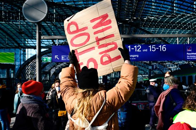 Una manifestante polaco protesta en la ciudad de Wroclaw contra la guerra en Ucrania.