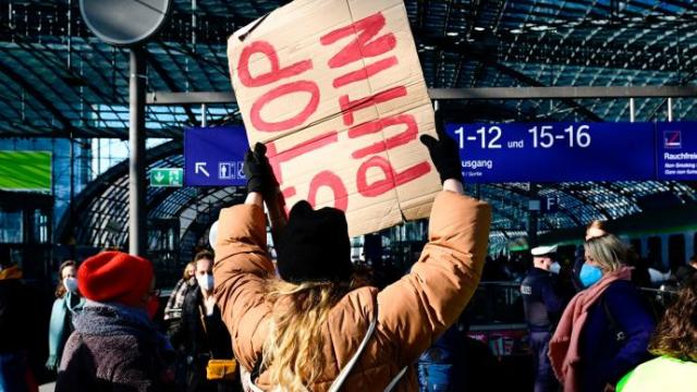 Una manifestante polaco protesta en la ciudad de Wroclaw contra la guerra en Ucrania.