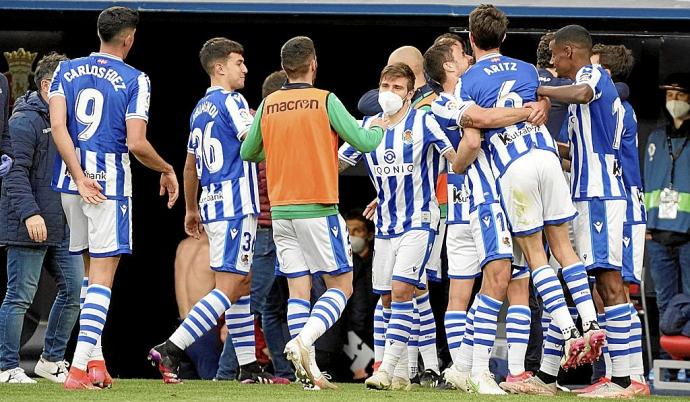 Los jugadores de la Real celebran en el banquillo el triunfo conseguido ayer ante Osasuna en El Sadar. Foto: Ruben Plaza