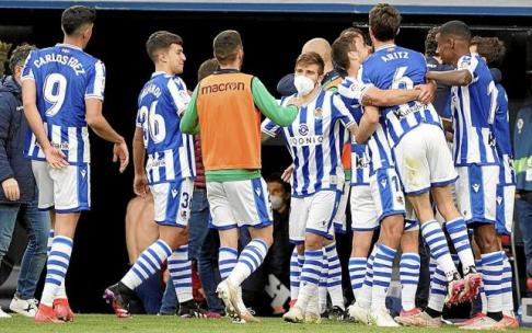 Los jugadores de la Real celebran en el banquillo el triunfo conseguido ayer ante Osasuna en El Sadar. Foto: Ruben Plaza