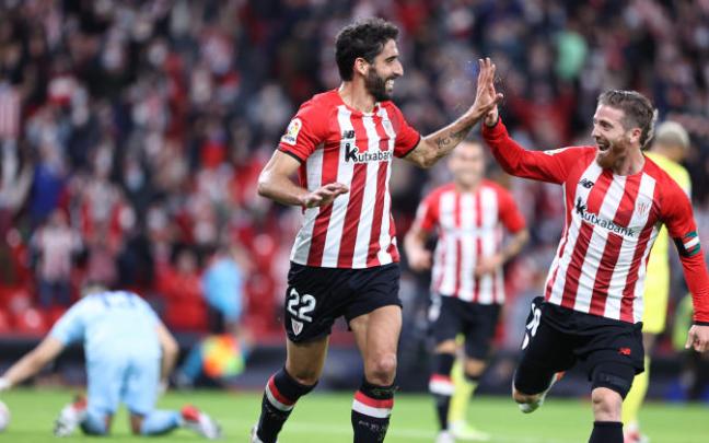 Raúl García e Iker Muniain celebran el primer gol del partido.