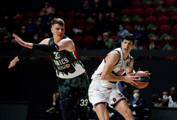 Fontecchio, muy desacertado ante el Unics Kazan, controla el balón en presencia de Vorontsevich.