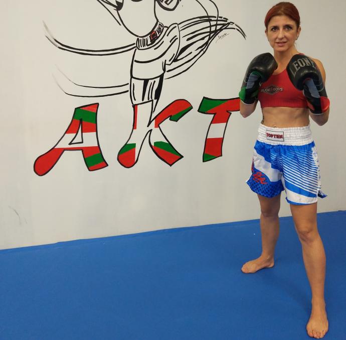 Cristina Rodríguez Gelpi posa con los guantes puestos en el gimnasio de Astrabudua.