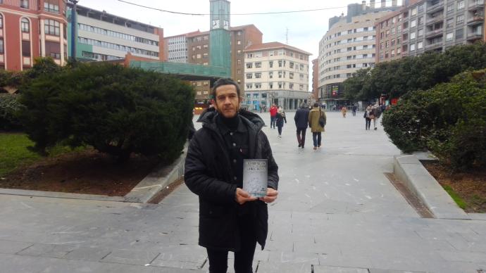 Carlos Télez posa con su nueva novela en pleno centro de Barakaldo.