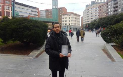 Carlos Télez posa con su nueva novela en pleno centro de Barakaldo.