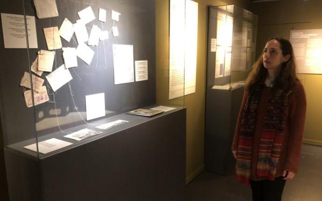 Cecilia Zabaleta junto a algunos documentos que pudo rescatar sobre la trayectoria vital de su abuelo Antonio de Bermeo a Chile.